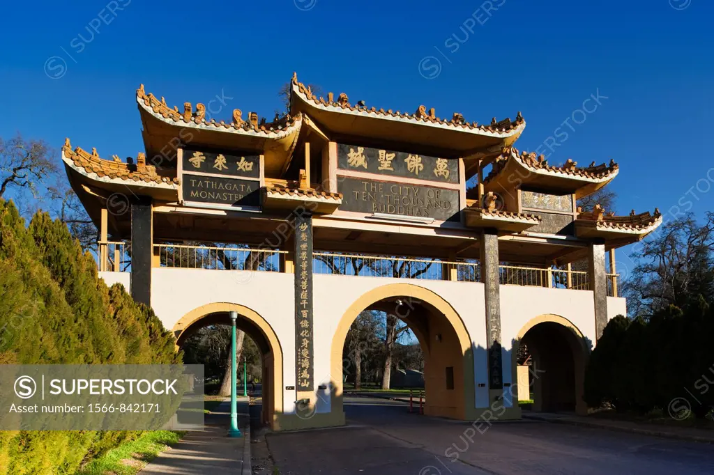 USA, California, Northern California, North Coast, Ukiah, City of Ten Thousand Buddhas, Chinese-Buddhist Community, gate