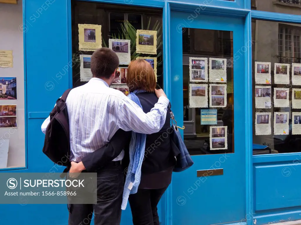 Paris, France, Couple Window Shopping at Real Estate Agent, in the Ile Saint Louis