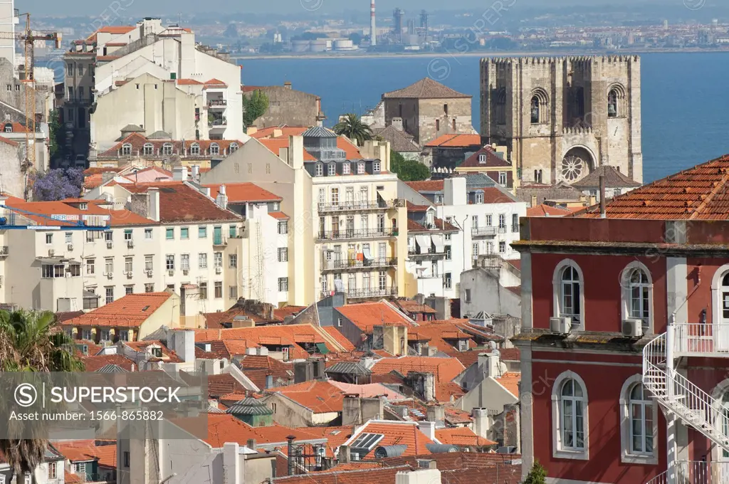 Overview over Alfama district and Sé Cathedral, Lisbon, Portugal Aussicht über Alfama Viertel und Sé Kathedrale, Lissabon, Portug