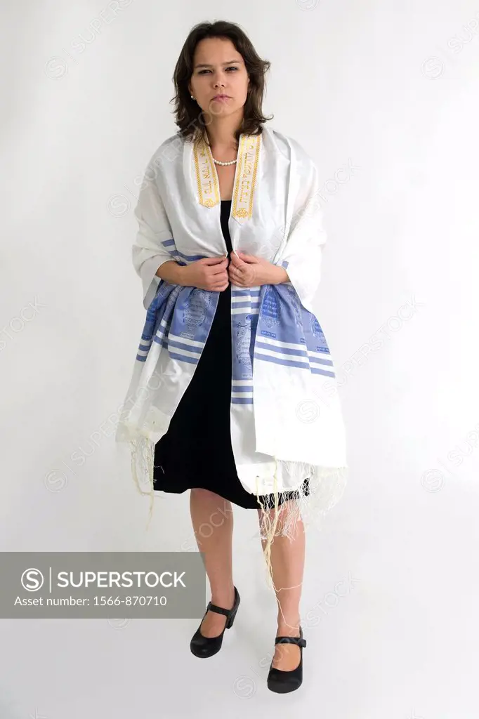 Reform Judaism - female Rabbi wears a Tallis