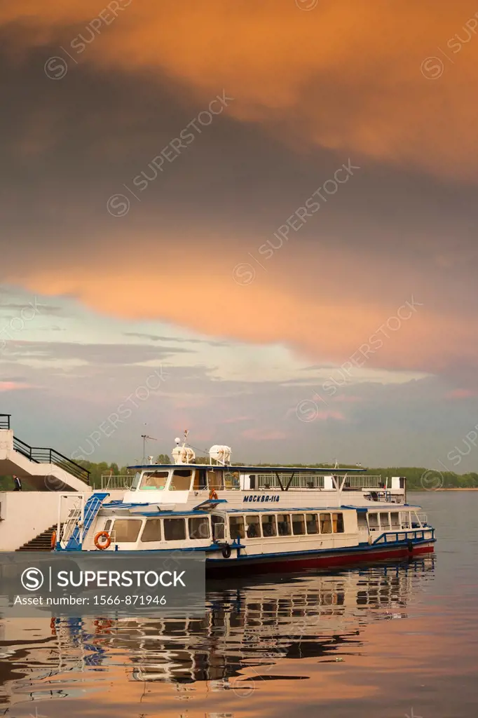 Russia, Yaroslavl Oblast, Golden Ring, Yaroslavl, Volga Riverfront, riverboat, sunset