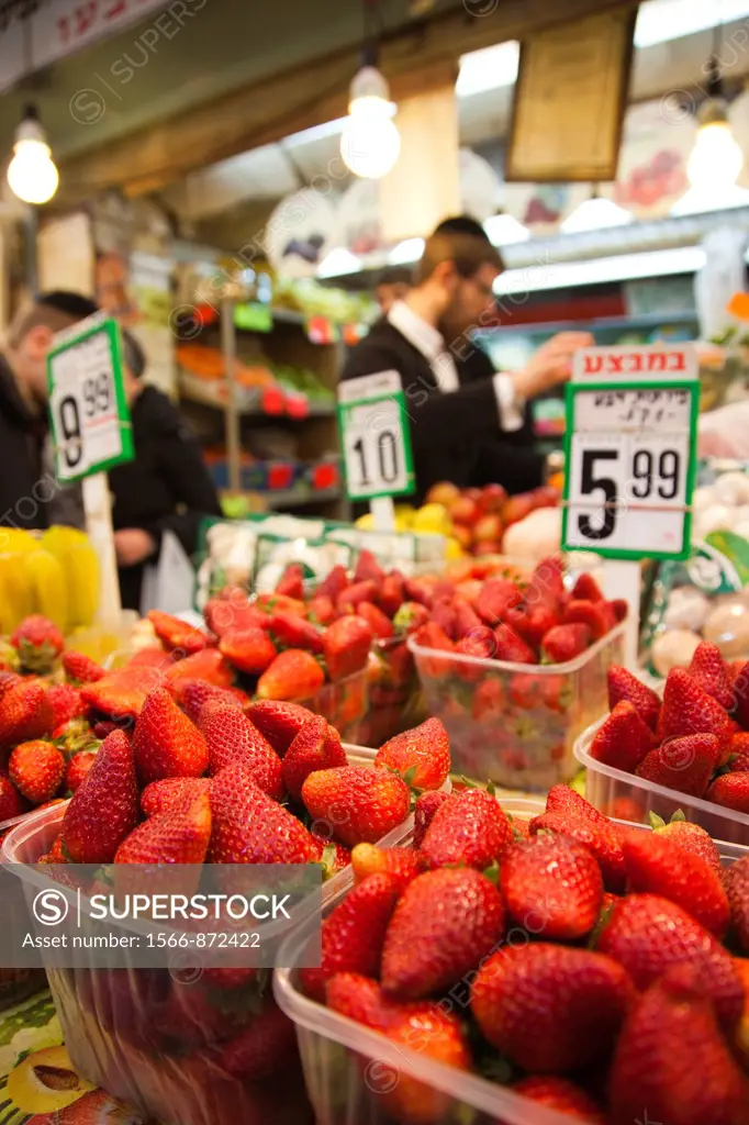 Israel, Jerusalem, New City, Mahane Yehuda Market, strawberries, NR