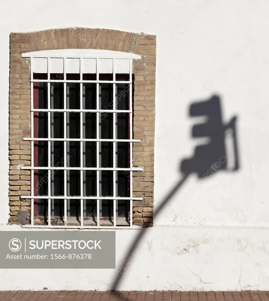 Window and semaphore shadow, Valencia