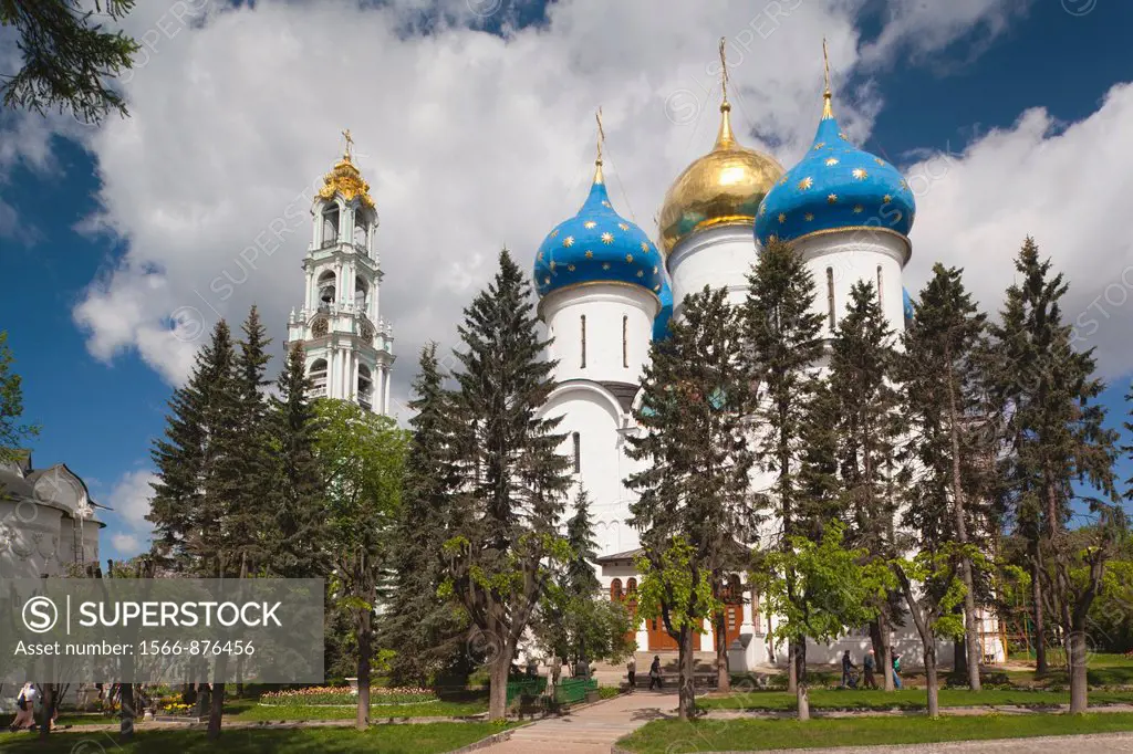 Russia, Moscow Oblast, Golden Ring, Sergiev Posad, Trinity Monastery of Saint Sergius, belltower and the Cathedral of the Assumption