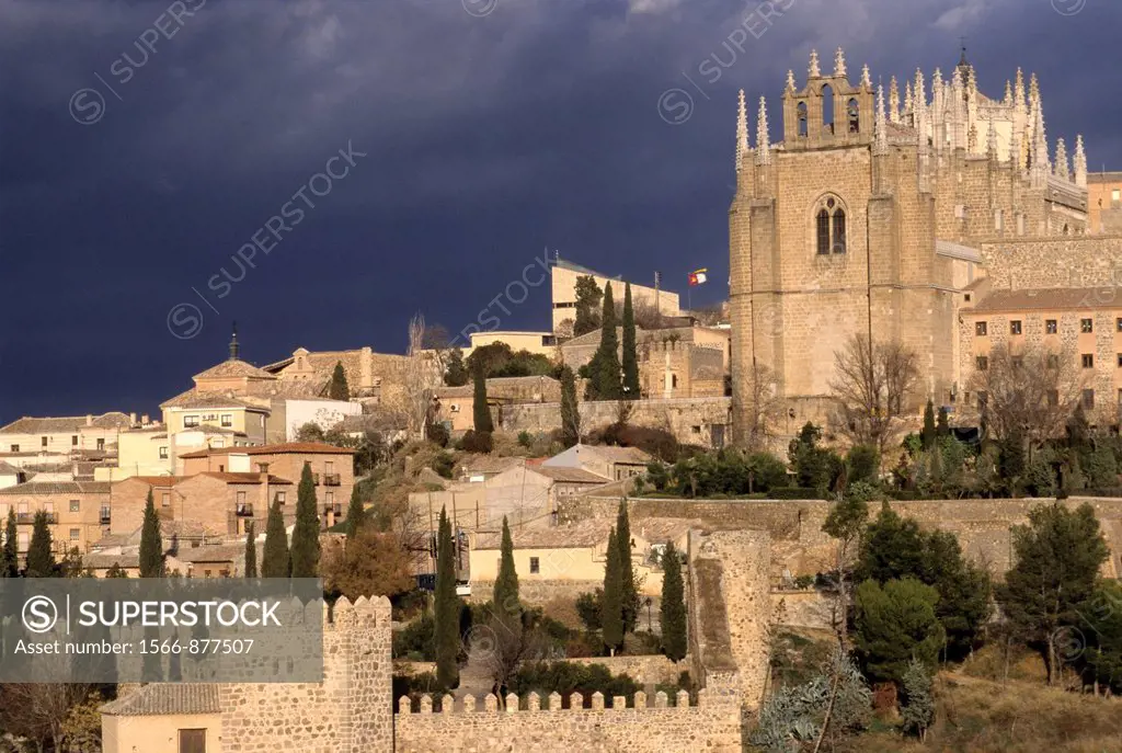 San Martin bridge and the San Juan de los Reyes Monastery background, Toledo, autonomous community Castile-La Mancha, Spain, Europe
