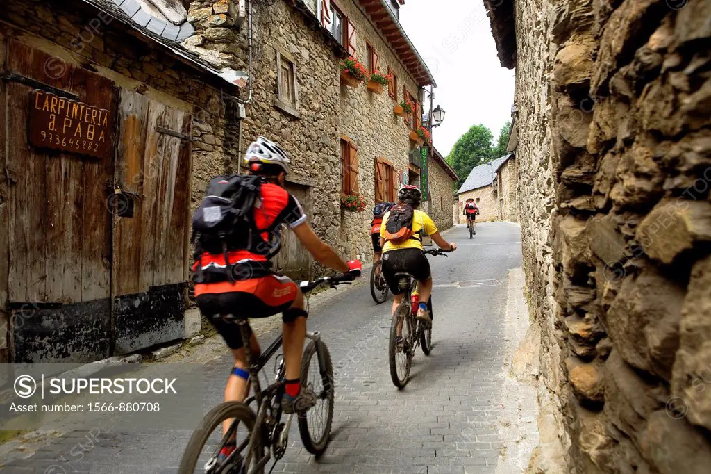Unha  Cyclists,Aran Valley,Pyrenees, Lleida province, Catalonia, Spain