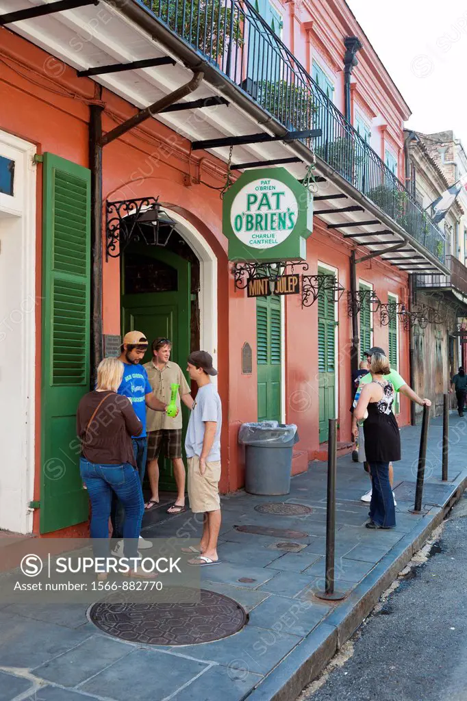 Tourists linger outside the entrance to world famous Pat O´Brien´s restaurant and bar in the French Quarter of New Orleans, LA