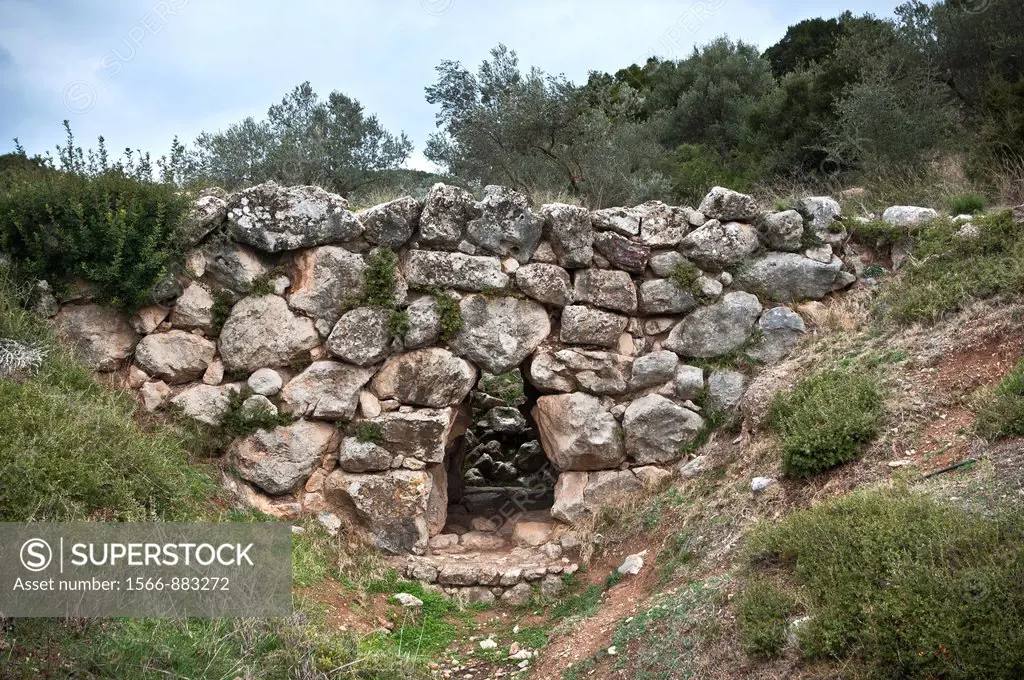 The Arcadian Bridge, also known as bridge of Kazarma, a 13/14 centuary BC Mycenaean bridge at Arkadiko, near Nafplio, Argolis, Peloponnese, Greece