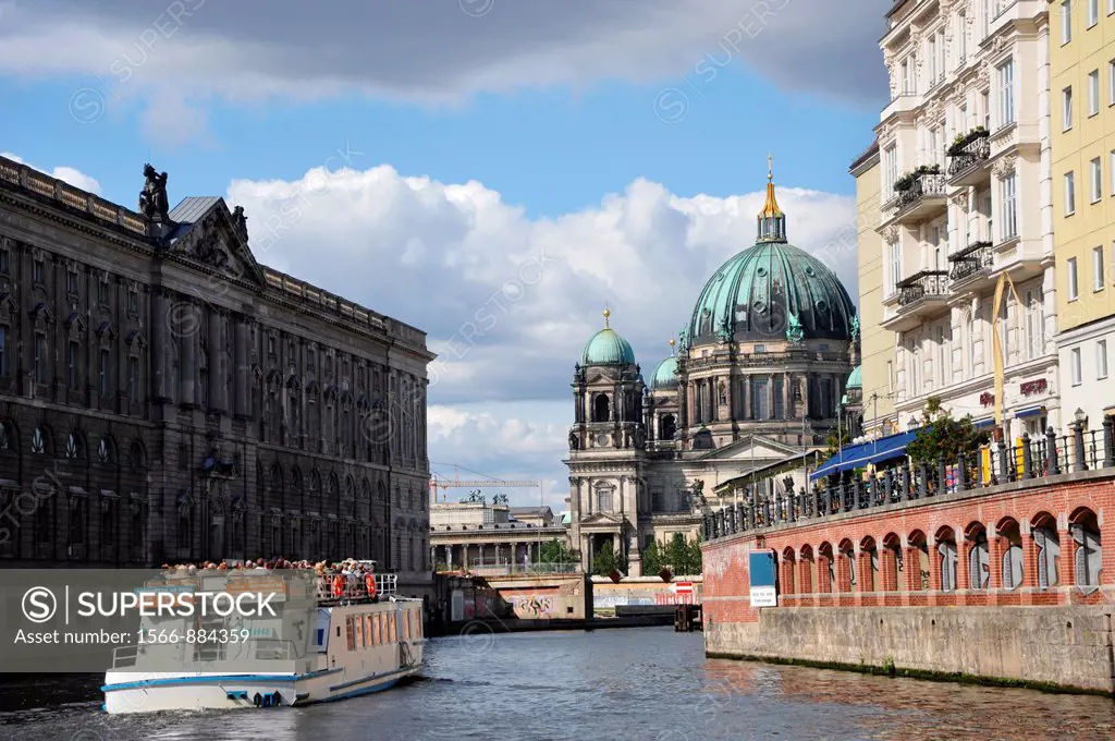 boat excursion on the River Spree, left the Nikolaiquarter, infront the Berliner Dom, the Berlin Cathedral, Berlin, Germany, Europe