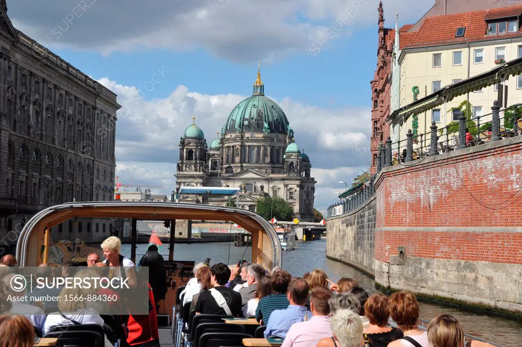 boat excursion on the River Spree, left the Nikolaiquarter, infront the Berliner Dom, the Berlin Cathedral, Berlin, Germany, Europe