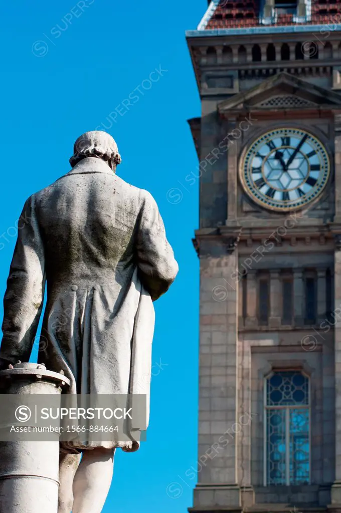 A statues of James Watt looks towards the ´Little Ben´ Clock tower on Chamberlain Square, Birmingham, England