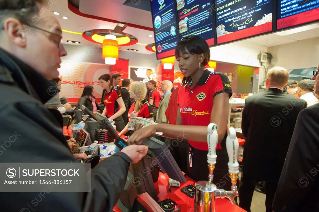 Hundreds of burger lovers descend on the new Steak ´n Shake Signature restaurant in New York on its grand opening day The popular midwest chain opened...