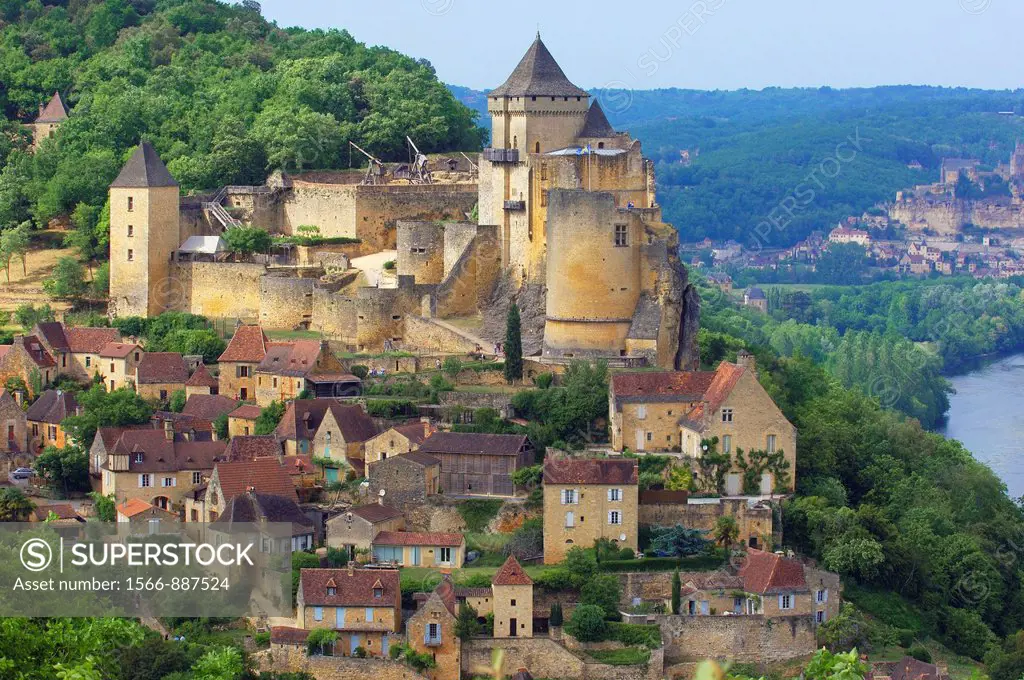 Castle and Dordogne River, Castelnaud la Chapelle, Perigord, Dordogne valley, Perigord Noir, Aquitaine, France, Europe