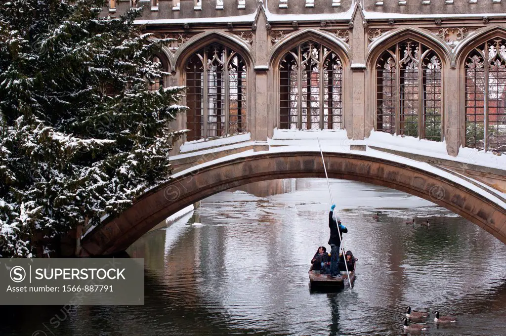 Bridge of Sighs in winter snow, St Johns College, Cambridge, England