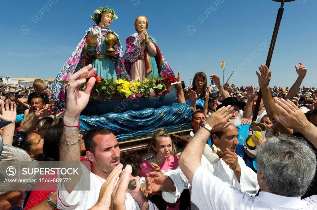 Europe, France, Bouche-du-Rhone, 13, Saintes-Marie-de-la-Mer, gypsy pilgrimage, procession