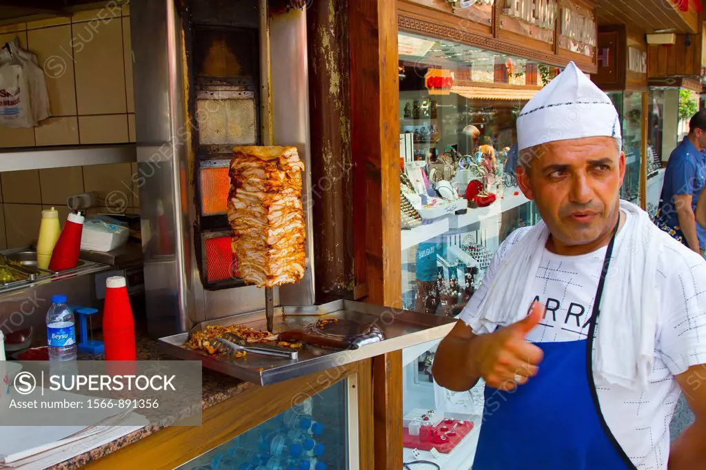 Man preparing döner kebab  Side  Province of Antalya  Mediterranean coast  Turkey