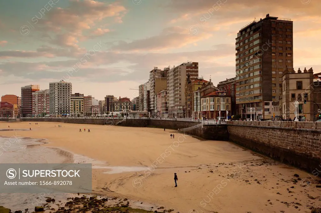 Spain, Asturias Region, Asturias Province, Gijon, buildings along Playa de San Lorenzo beach, late afternoon