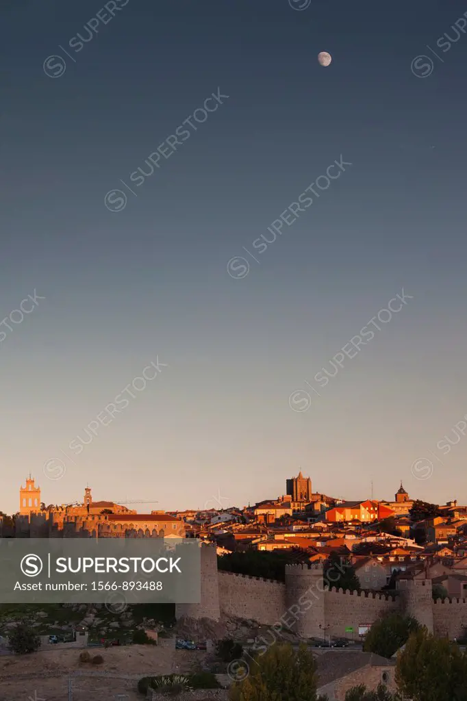 Spain, Castilla y Leon Region, Avila Province, Avila, Las Murallas, town walls from Los Cuarto Postes, sunset