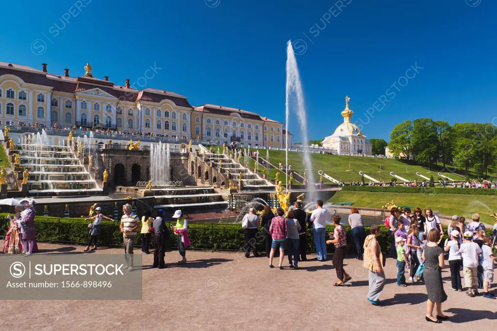 Russia, Saint Petersburg, Peterhof, Grand Palace, visitors, NR