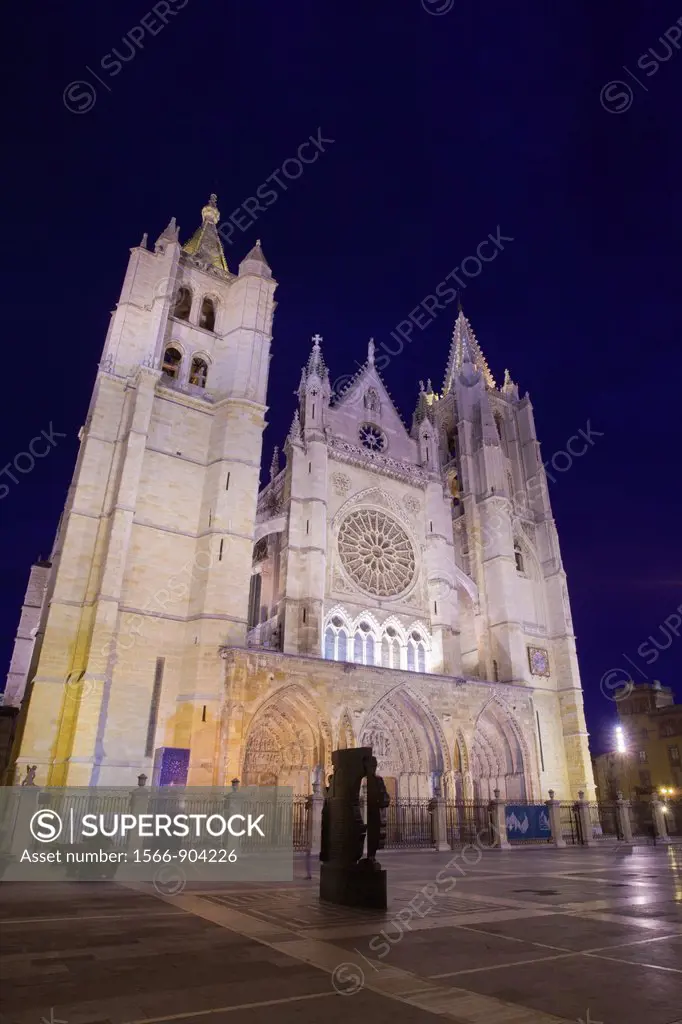 Spain, Castilla y Leon Region, Leon Province, Leon, Catedral de Leon, cathedral, evening