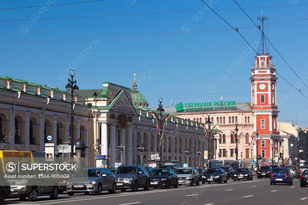 Russia, Saint Petersburg, Center, Nevsky Prospekt and Gostiny Dvor shopping arcade