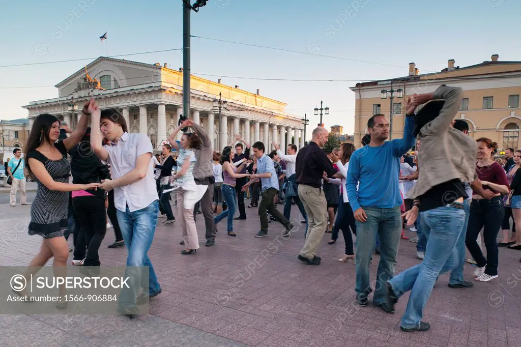 Russia, Saint Petersburg, Vasilevsky Island, Birzhevaya Square, Salsa dancing on The Strelka, White Nights festival, NR