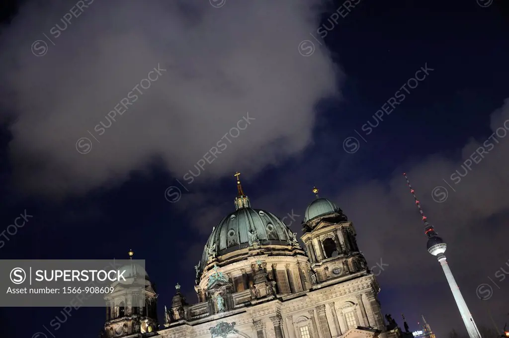 Berlin cathedral, view from the Lustgarten, pleasure ground, which is part of the Museum Island, built 1895-1905 bv Julius Raschdorff, in the back tel...