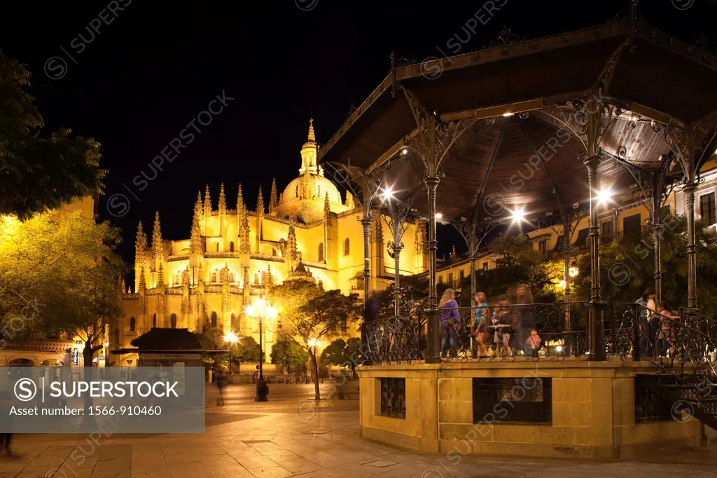 Spain, Castilla y Leon Region, Segovia Province, Segovia, Plaza Mayor, Segovia Cathedral, evening