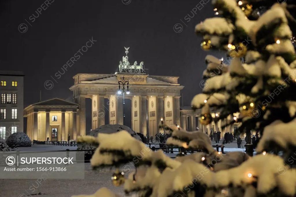 Brandenburg Gate, view from Pariser Platz at Christmas time with Christmas tree and snow, Paris Square, Mitte district, Berlin, Germany, Europe