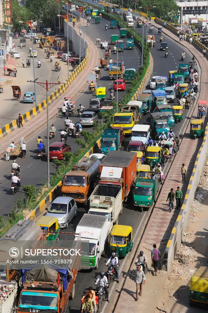 Two lane street in New Delhi