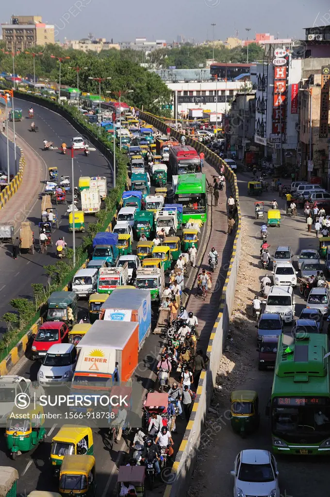Heavy traffic in New Delhi