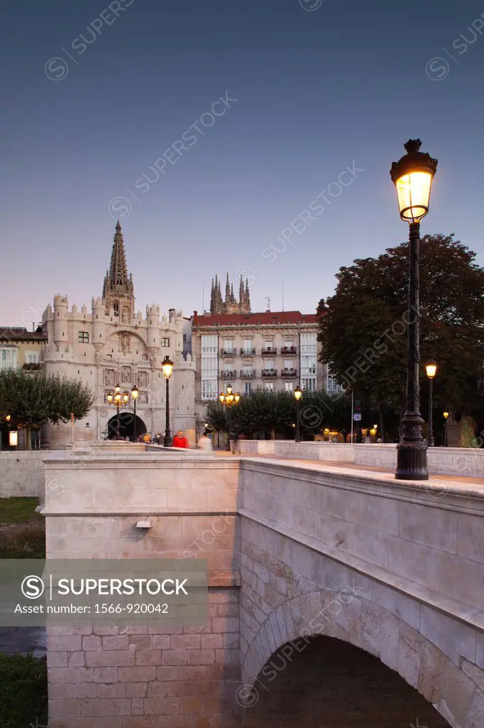 Spain, Castilla y Leon Region, Burgos Province, Burgos, Arco de Santa Maria gate at dawn and Puente de Santa Maria bridge