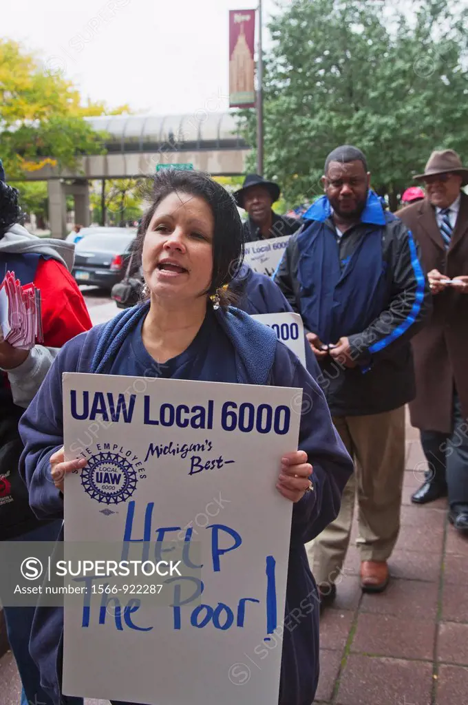 Detroit, Michigan - Members of United Auto Workers Local 6000 picket the state of Michigan office building to protest the state´s plan to drop more th...