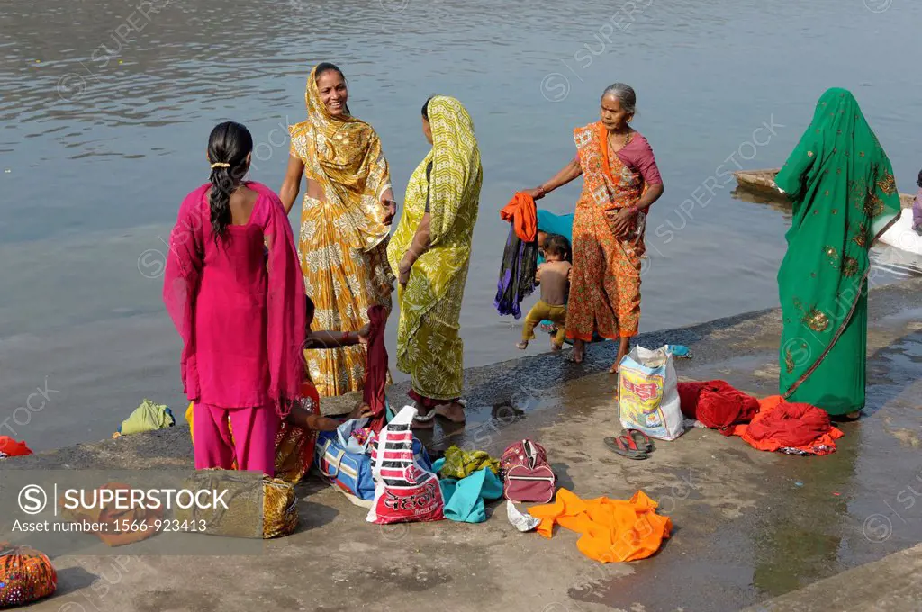 Asia,India,State of Madhya Pradesh,Omkareshwar,group of ladies washing clothes in a Narmada river