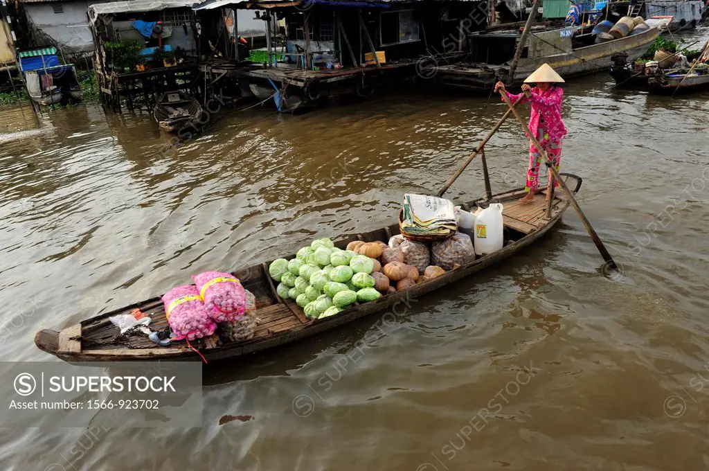 Asia,South East Asia,Vietnam,Cai Be floating market in Mekong Delta,South Vietnam