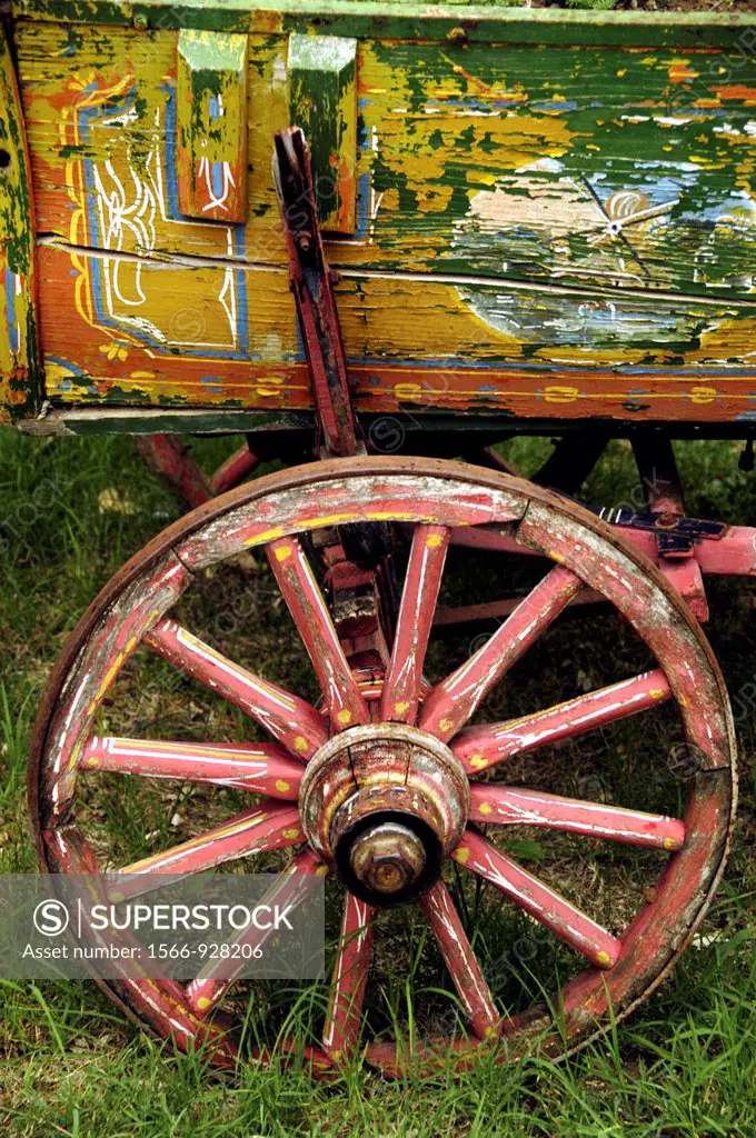 Bulgaria, Arbanasi, Old horse drawin wagon with tradi tional decoration