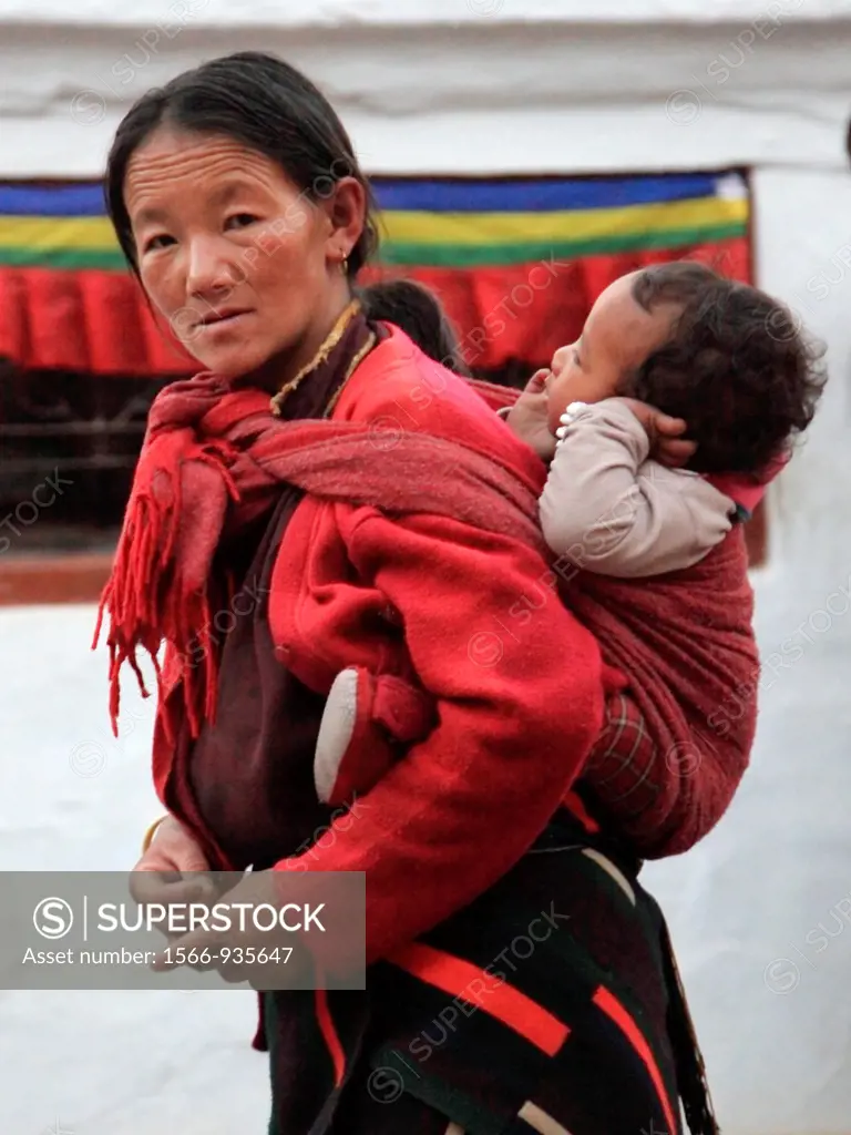 Nepal, Kathmandu Valley, Bodhnath, tibetan mother and child