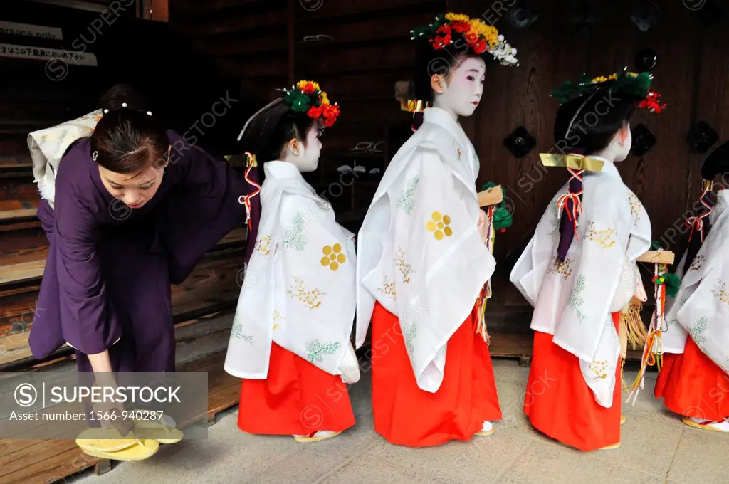 Kyoto (Japan): very young Maiko (apprentice geishas) during a ceremony at the Kitano Tenmangu shrine