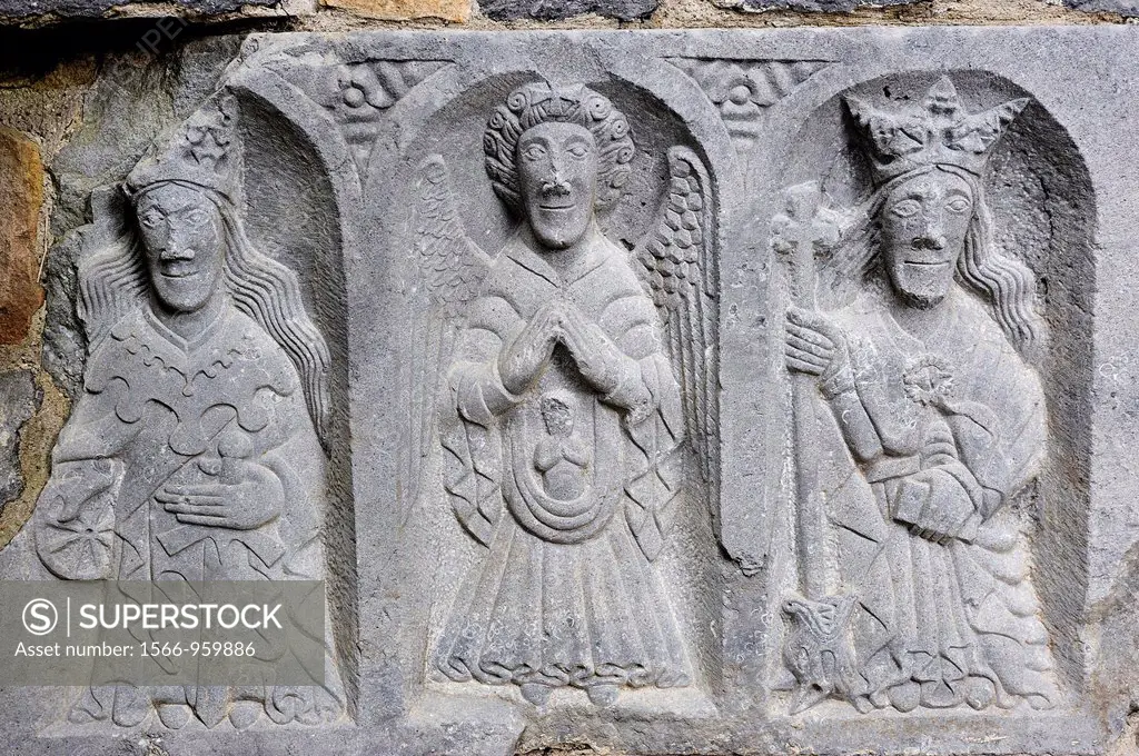 Ireland, County Kilkenny, Jerpoint Abbey, Tomb sculptures representing the weepers, St Kathrin of Alexandria, St Michael the Archangel and St Margaret...