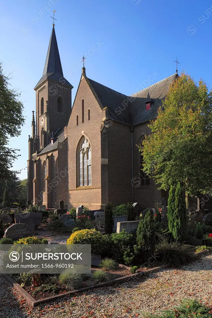 Germany, Kleve, Lower Rhine, Rhineland, North Rhine-Westphalia, NRW, Kleve-Donsbrueggen, church Saint Lambertus, catholic church, neo-Gothic, evening ...