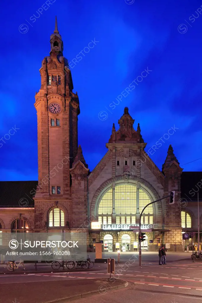 Germany, Krefeld, Rhine, Lower Rhine, North Rhine-Westphalia, main station of Krefeld, station building, evening, illumination