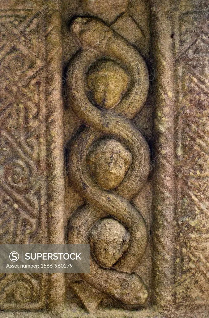 Ireland, County Louth, Monasterboice, Muiredach´s High cross 900-923 AD, Interlaced portrait heads and snakes  The 5 5-metre Muiredach´s High Cross is...
