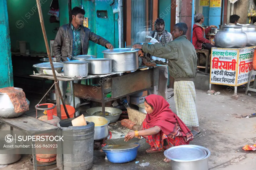 India, Delhi, Nizamuddin area, street food stall, people,