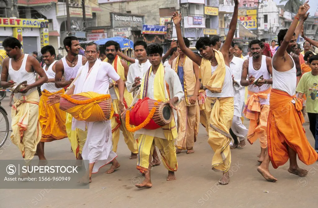 India, Orissa, Puri, procession of hindu pilgrims