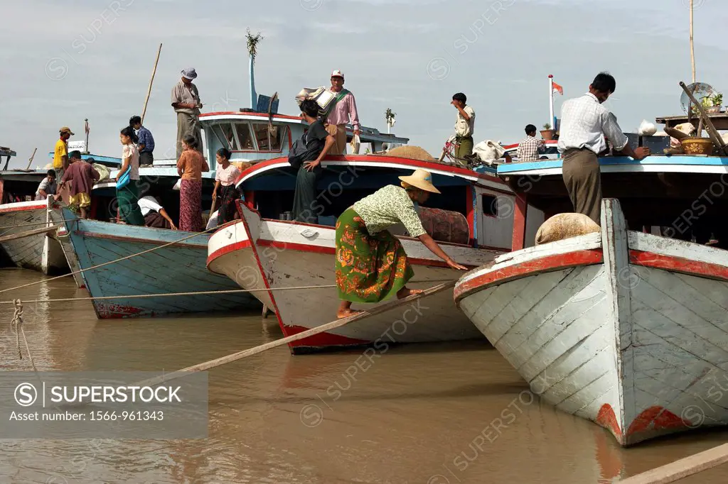 Ayeyarwady River Ferries, Ayeyarwady River, Mingun, Division of Mandalay, Myanmar, Burma, Asia