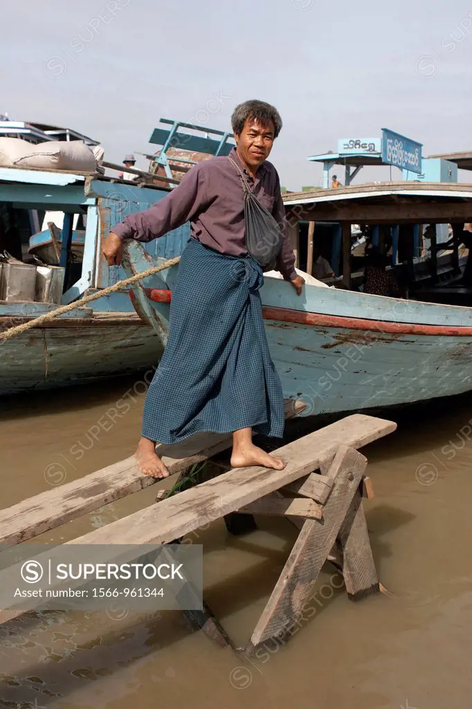 Ayeyarwady River Ferries, Ayeyarwady River, Mingun, Division of Mandalay, Myanmar, Burma, Asia