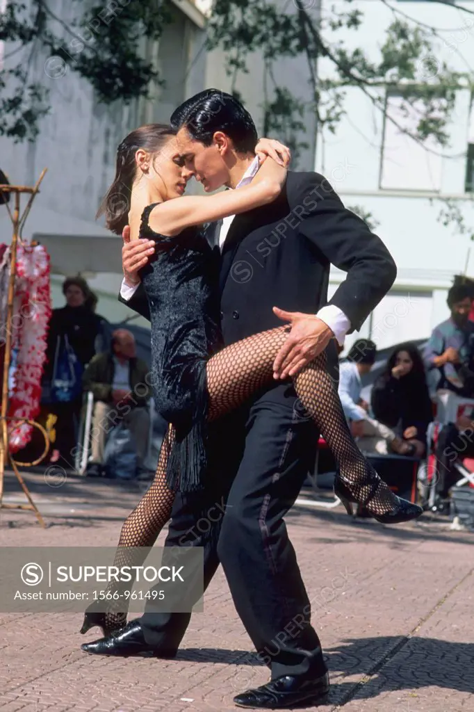 Argentina, Buenos Aires, Plaza Dorrego, tango dancers