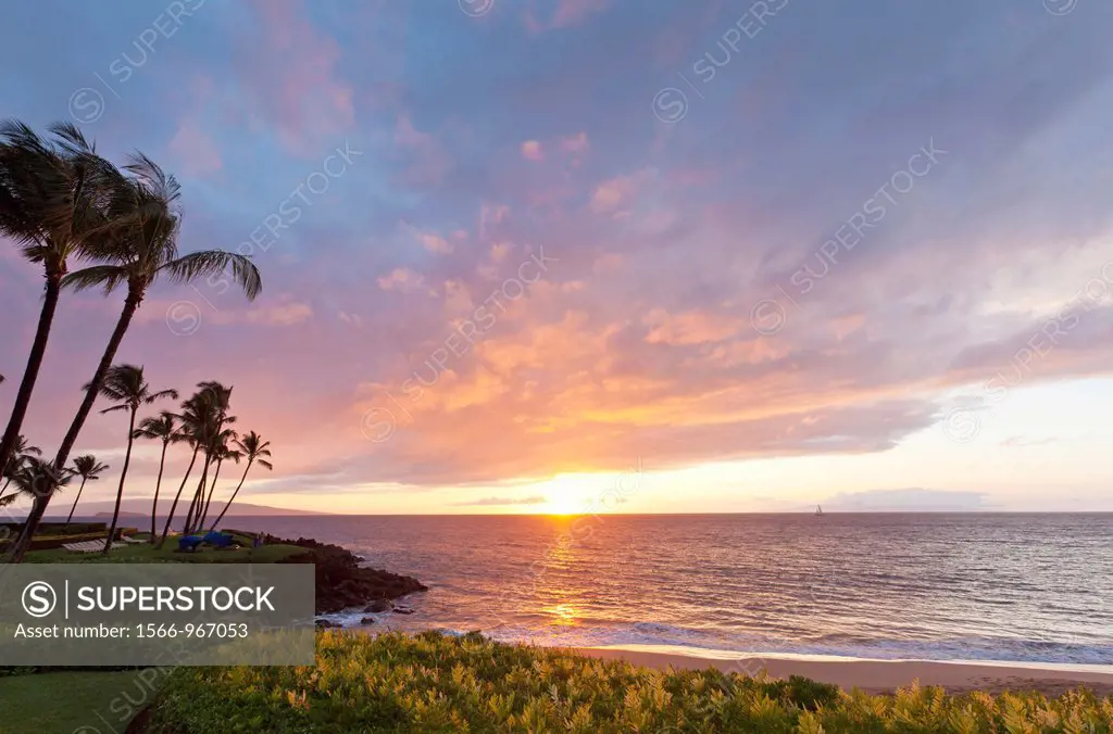 Spectacular sunset at Ulua Beach, Wailea, Maui, Hawaii