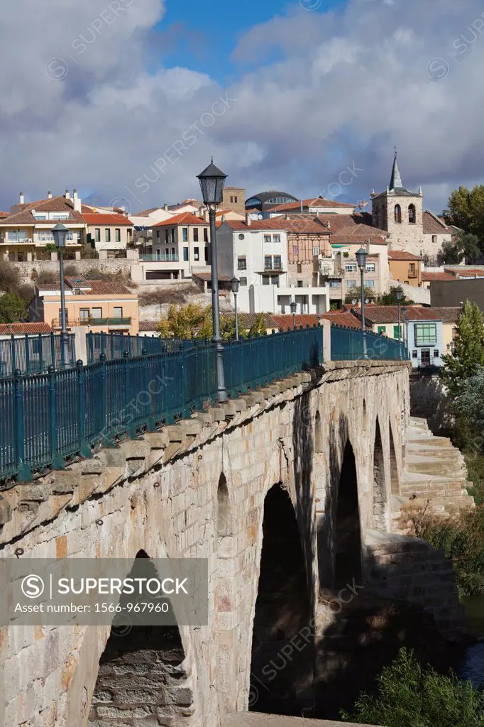 Spain, Castilla y Leon Region, Zamora Province, Zamora, town view along Duero River from the Puente de Piedra bridge