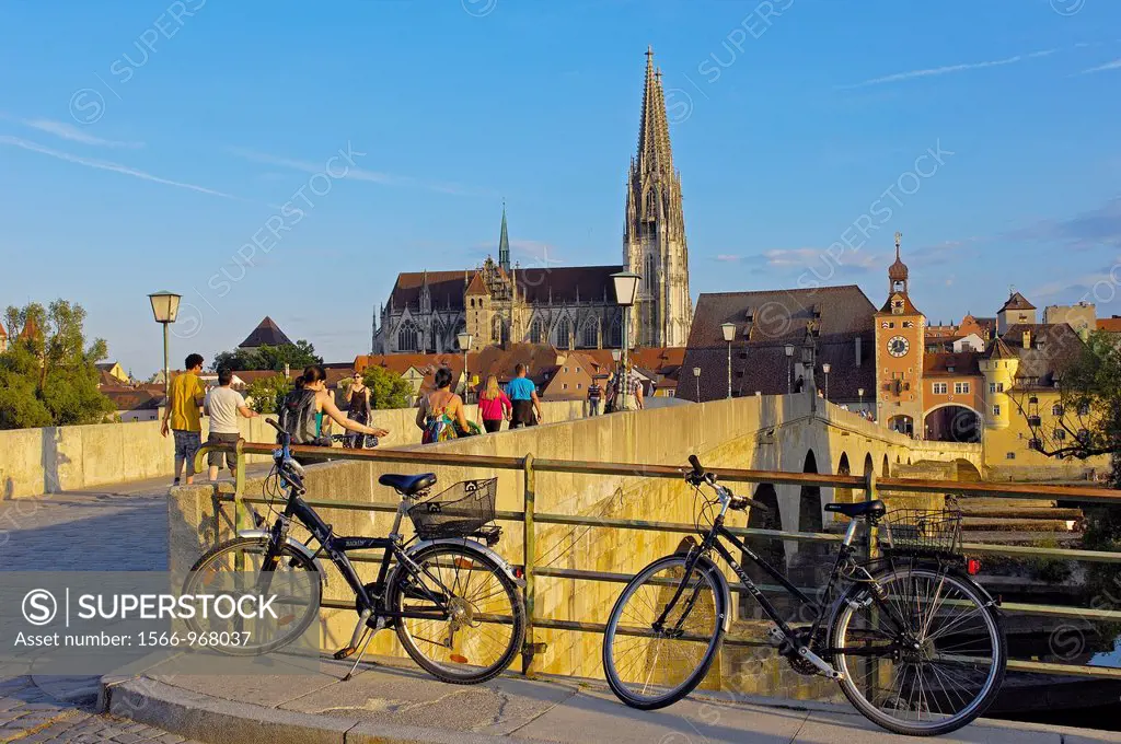 Stone Bridge over Danube River and St Peter´s Cathedral, Regensburg, Upper Palatinate, Bavaria, Germany